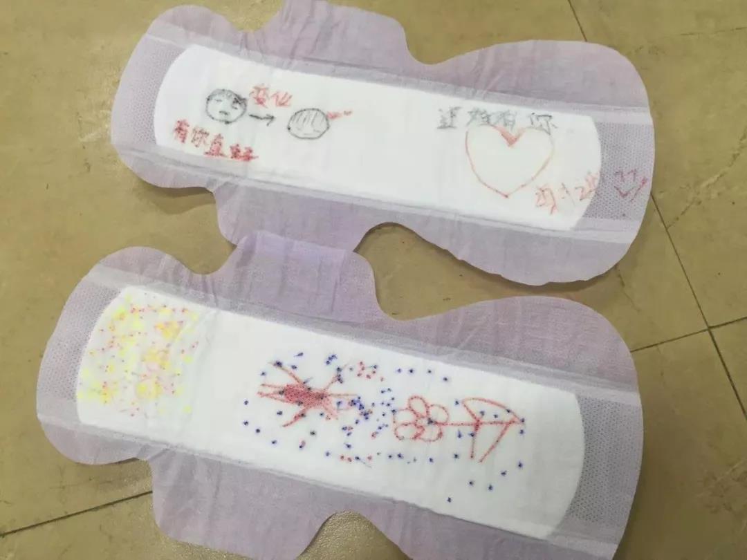 孩子们在卫生巾上的作画